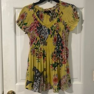 Pretty yellow print top made of light, flowy fabric. Petite small.